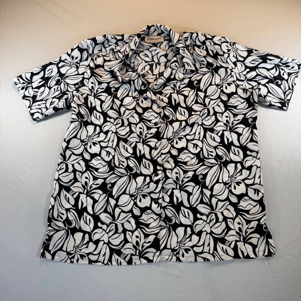 Donnkennyβ Woman Black White Floral Tropical Leaf Button Down Shirt Short Sleeve